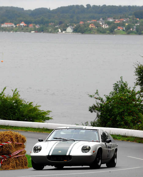 Med Vejle Fjord som kulisse suser Jan van der Kooi op af Munkebjerg og vinder totalsejren i sin Lotus Europa.